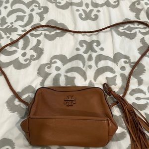 Beautiful gently used Tory Burch “Taylor Camera bag” in the color Saddle!
